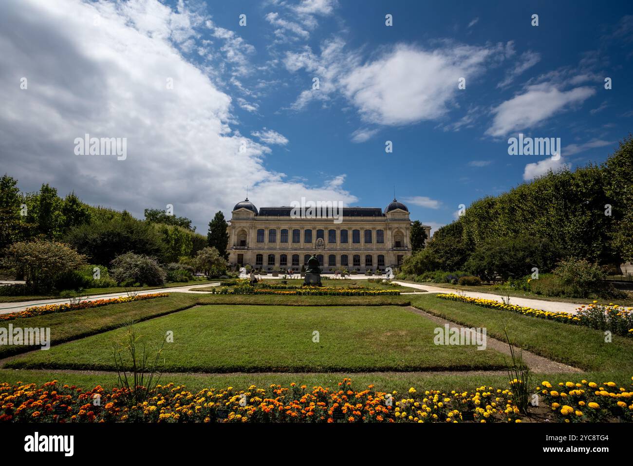 Gepflegte Gärten des Jardin des Plantes mit Galerie der Evolution (Galerie de l'Evolution) - Paris, Frankreich Stockfoto