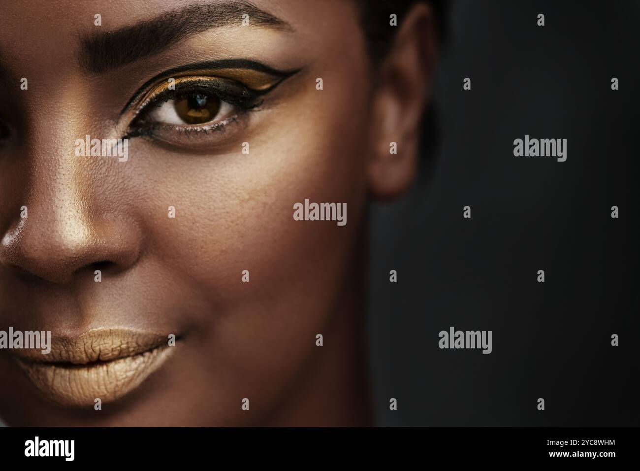 Katzenauge, Make-up oder Porträt einer Frau mit Schönheit, kreativer Kunst oder goldenem Lidschatten auf halbem Gesicht. Afrikanisches Modell, Gesichtskosmetik oder Eyeliner für die Haut Stockfoto