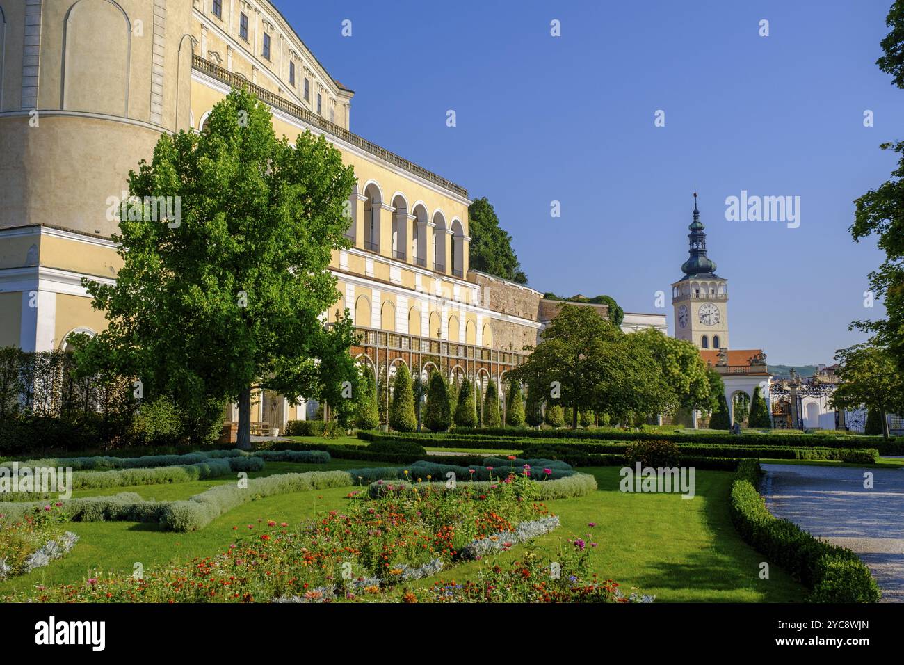 Schlosspark mit St. Wenzelskirche, Altstadt, Mikulov, Bezirk Breclav, Region Jihomoravsky, Südmähren, Tschechische Republik, Europa Stockfoto