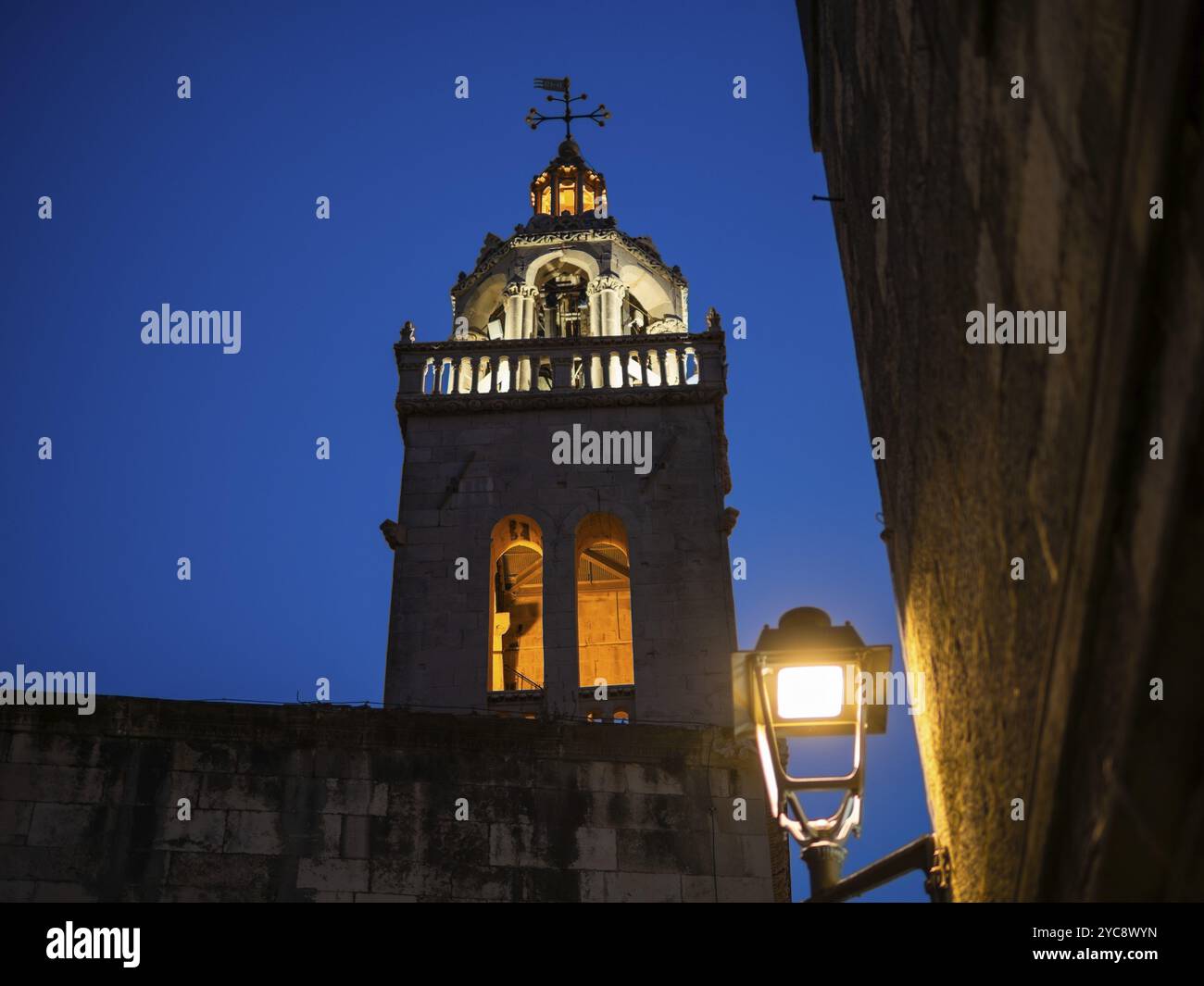 Beleuchteter Glockenturm, blaue Stunde, Altstadt von Korcula, Insel Korcula, Dalmatien, Kroatien, Europa Stockfoto