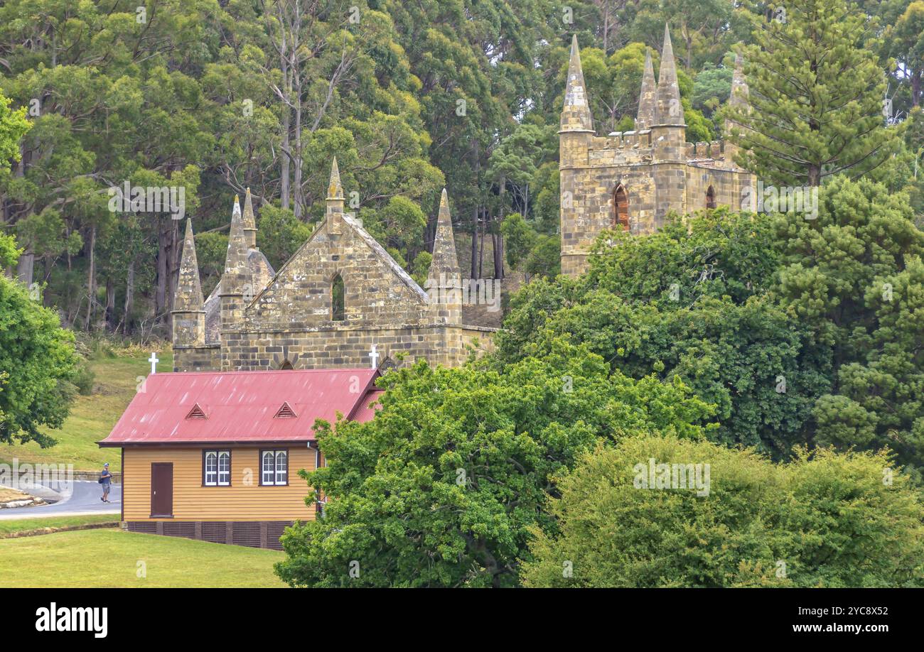 Die Ruine der Sträflingskirche, die nie offiziell geweiht wurde, und die St David’s Anglican Church an der Port Arthur Historic Site, Tasmanien, aus Stockfoto