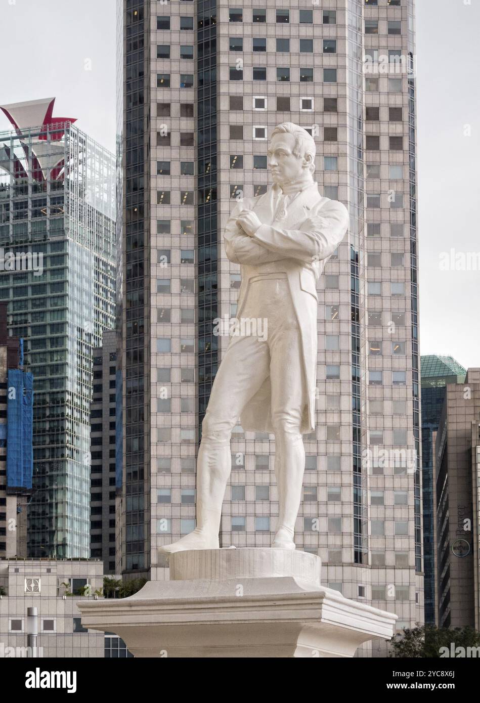 Kopie der ursprünglichen dunklen Bronzestatue von Stamford Raffles, Gründer des modernen Singapur, von Thomas Woolner an der Raffles Landing Site, Singapur Stockfoto