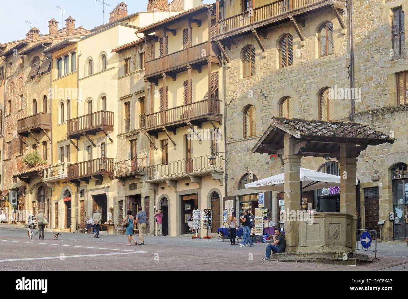 Touristen auf der Piazza Grande, vor mittelalterlichen vierstöckigen Häusern, Arezzo, Toskana, Italien, Europa Stockfoto