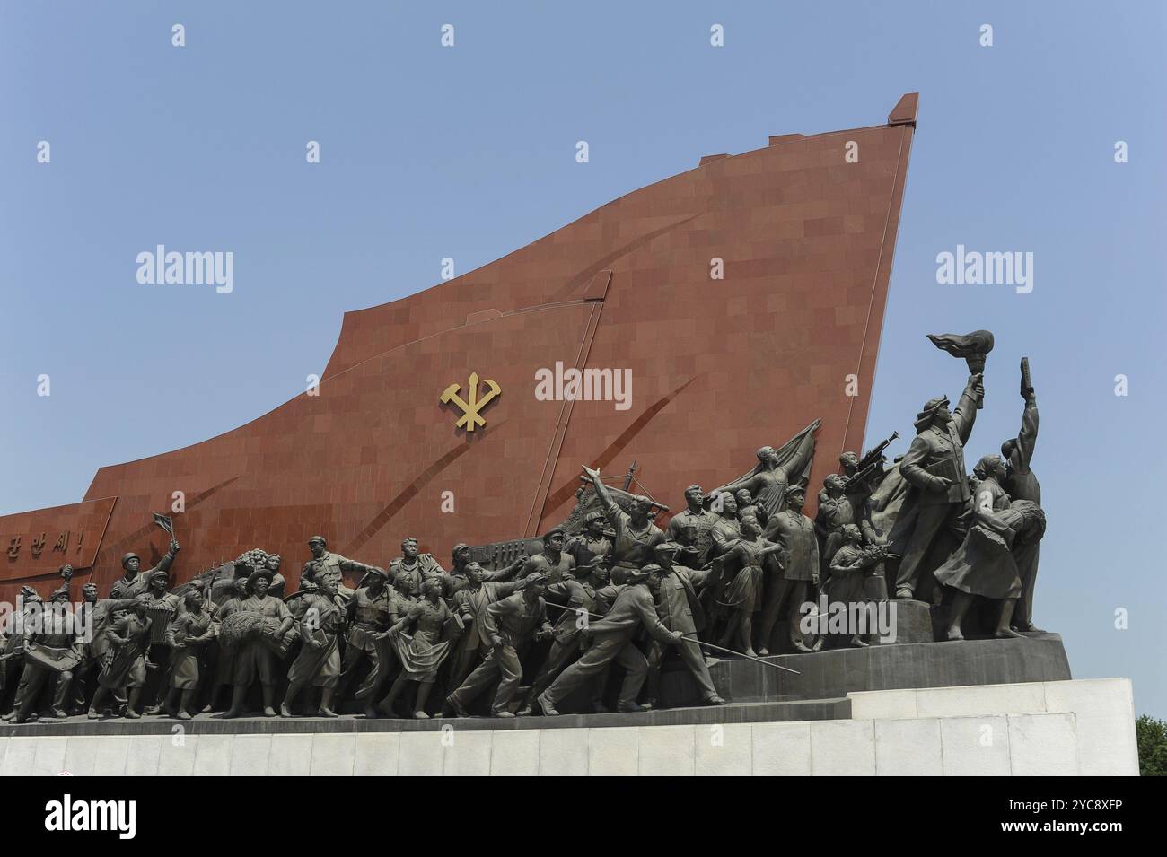 08.08.2012, Pjöngjang, Nordkorea, Asien, Eine bronzene Figurengruppe und eine riesige Flagge sind Teil einer Skulptur am Mansudae Grand Monument in Nort Stockfoto