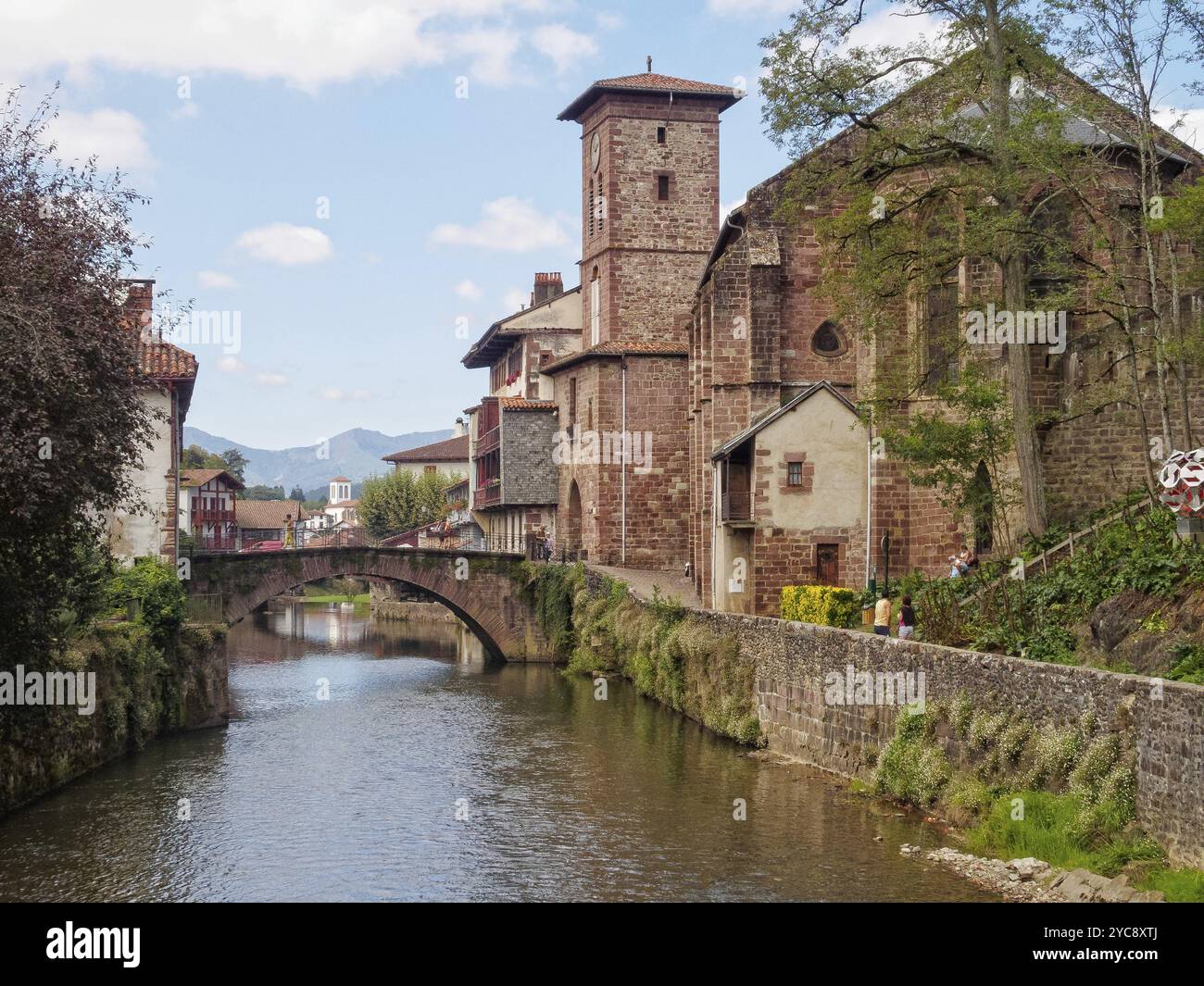 Nive, die St. James-Brücke und die Kirche Notre-Dame du Bout du Pont, Saint Jean Pied de Port, Frankreich, Europa Stockfoto