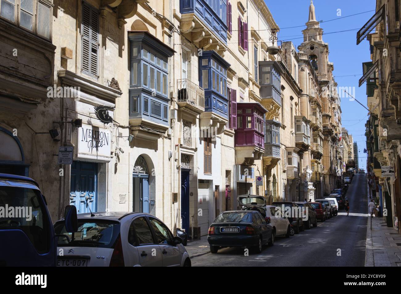 St. Paul's Street ist eine der authentischsten Straßen in Vallettas engstem Raster, Valletta, Malta, Europa Stockfoto