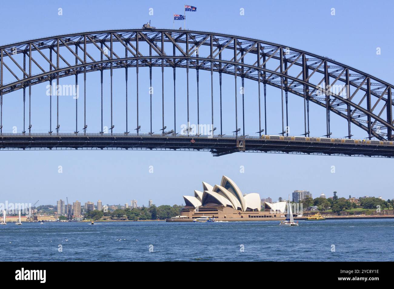 Die berühmte Harbour Bridge und das Opernhaus von der Fähre aus, Sydney, NSW, Australien, Ozeanien Stockfoto