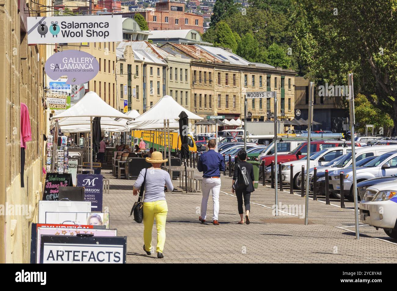 Geschäftige Geschäfte und Restaurants in den ehemaligen Sandsteinlagern des Salamanca Place an der Uferpromenade von Hobart, Tasmanien, Australien, Ozeanien Stockfoto