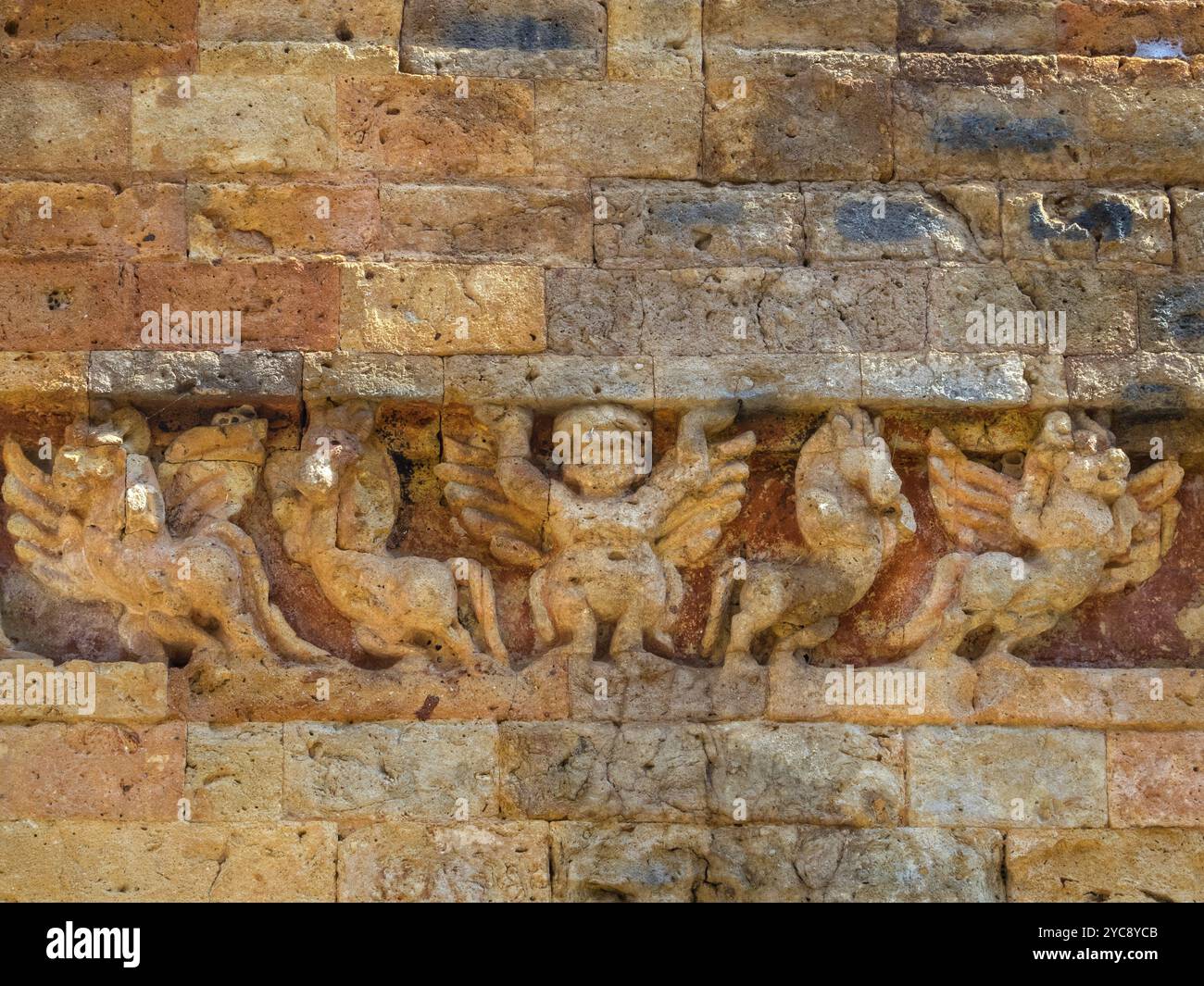 Fliegende Pferde auf einer Ziegelmauer in Prasat Sambor, Sambor Prei Kuk, Kambodscha, Asien Stockfoto