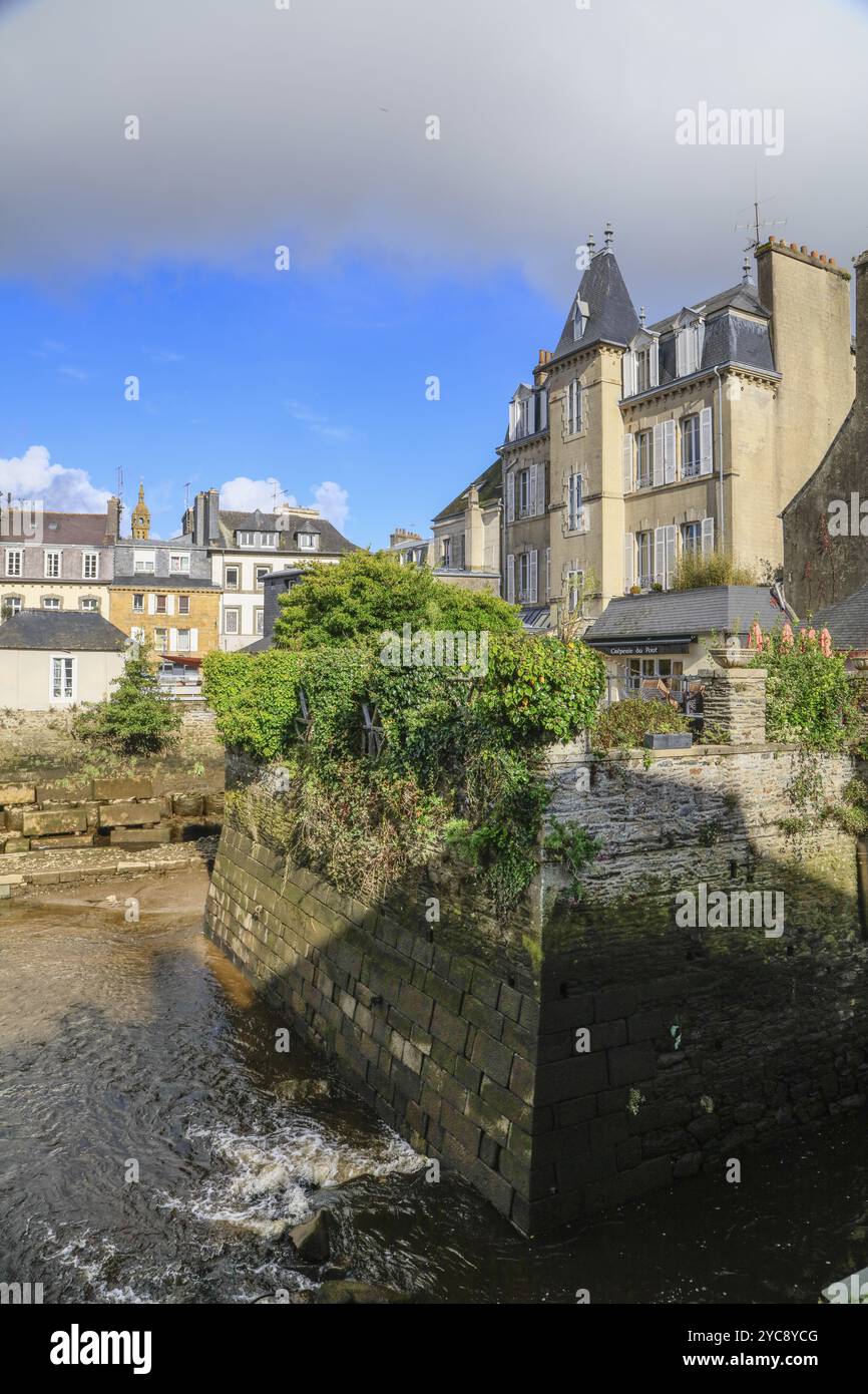 Historische bewohnte Brücke Pont über den Fluss Elorn, der die Grenze zwischen dem Leon und der Cornouaille, Landerneau, Departement Finist markiert Stockfoto