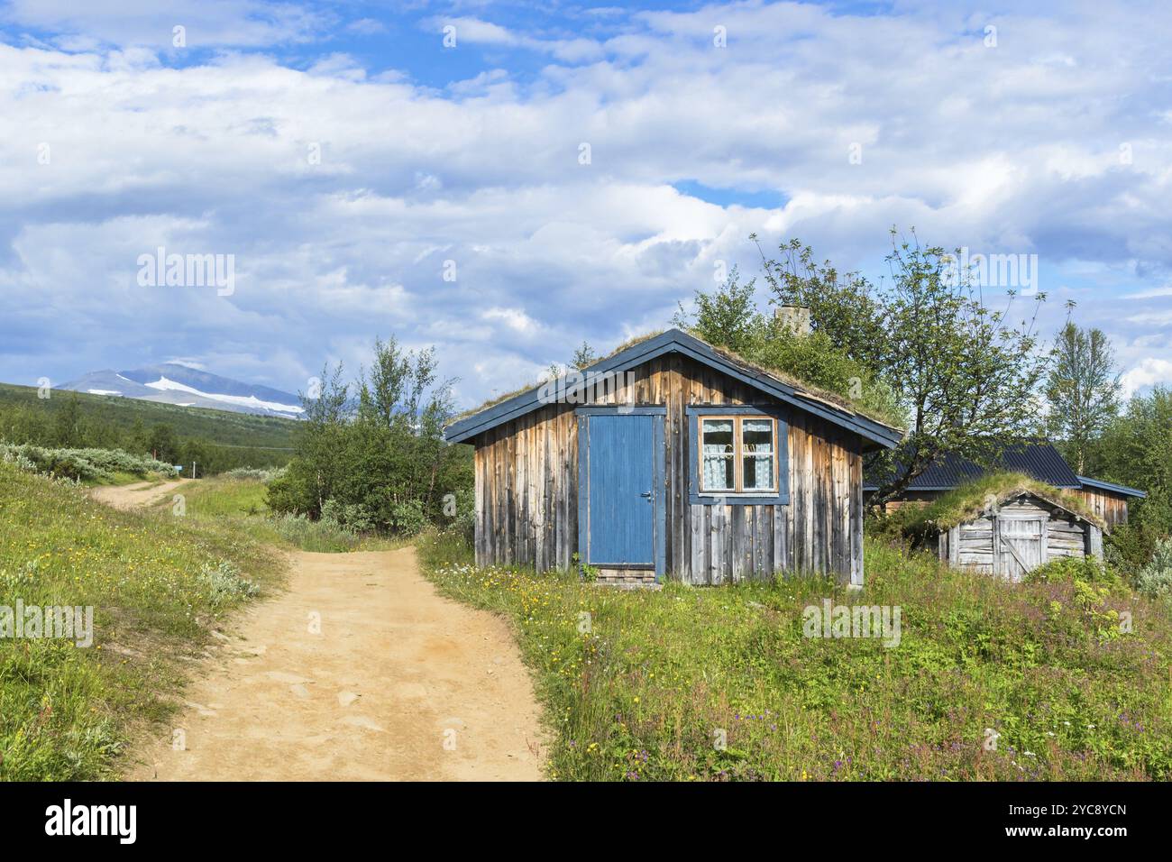 Berghütte auf einem Weg in die schwedischen Berge Stockfoto