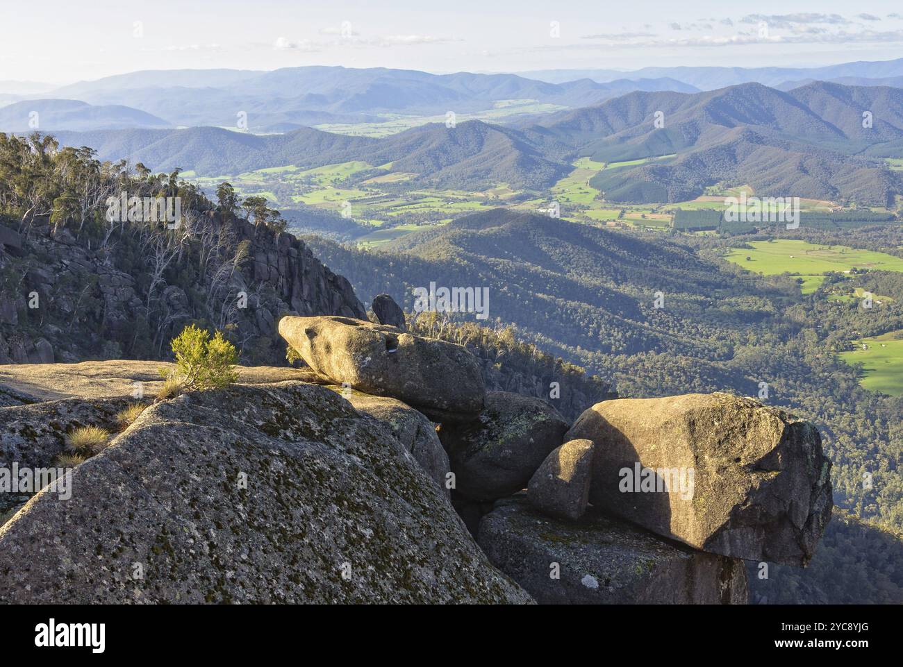 Bei schönem Wetter gibt es eine wunderschöne Aussicht auf das Ovens Valley vom Aussichtspunkt auf Mount Buffalo, Bright, Victoria, Australien, Ozeanien Stockfoto