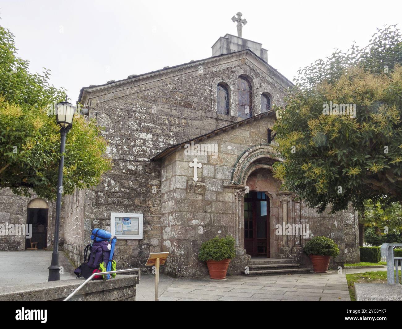 Kirche San Tirso mit ihrem romanischen Portal, Palas de Rei, Galicien, Spanien, Europa Stockfoto