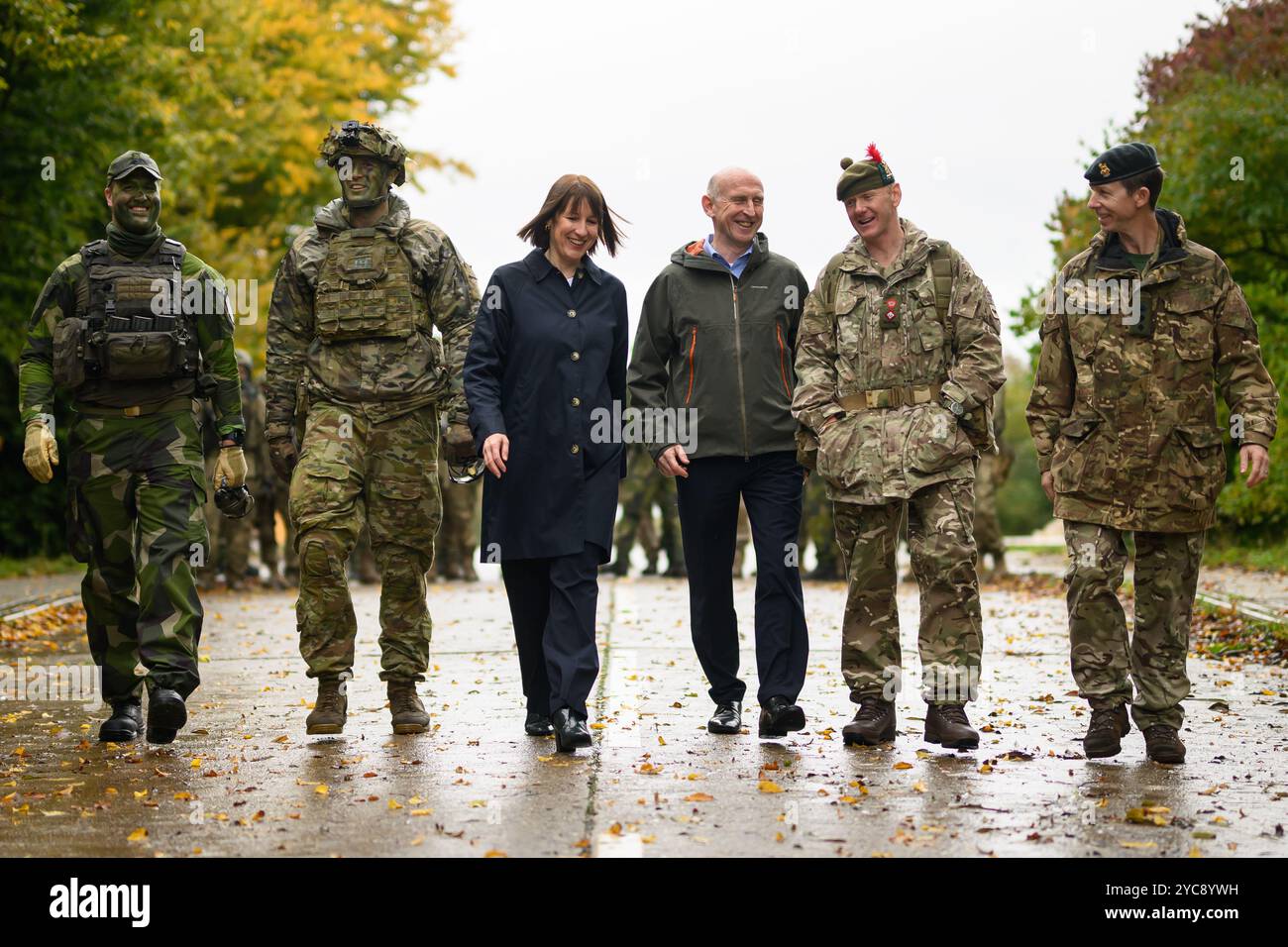 Die Finanzkanzlerin Rachel Reeves und der Verteidigungsminister John Healey mit Soldaten und Mitarbeitern im Stanford Training Area bei Thetford, um dort britische und ukrainische Truppen zu treffen. Das Vereinigte Königreich hat ein Darlehen von 2,26 Milliarden Pfund angekündigt, um der Ukraine bei der Bekämpfung der Truppen Wladimir Putins zu helfen, finanziert durch Gewinne aus eingefrorenen russischen Vermögenswerten. Bilddatum: Sonntag, 20. Oktober 2024. Stockfoto