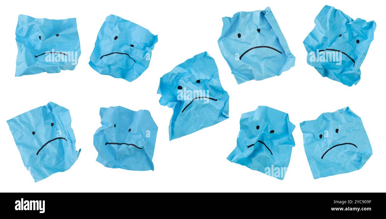 Satz blauer Papieraufkleber, die mit traurigem Smiley auf weißem Hintergrund mit Beschneidungspfad zerknittert sind. Konzept für psychische und psychische Gesundheit. Stockfoto