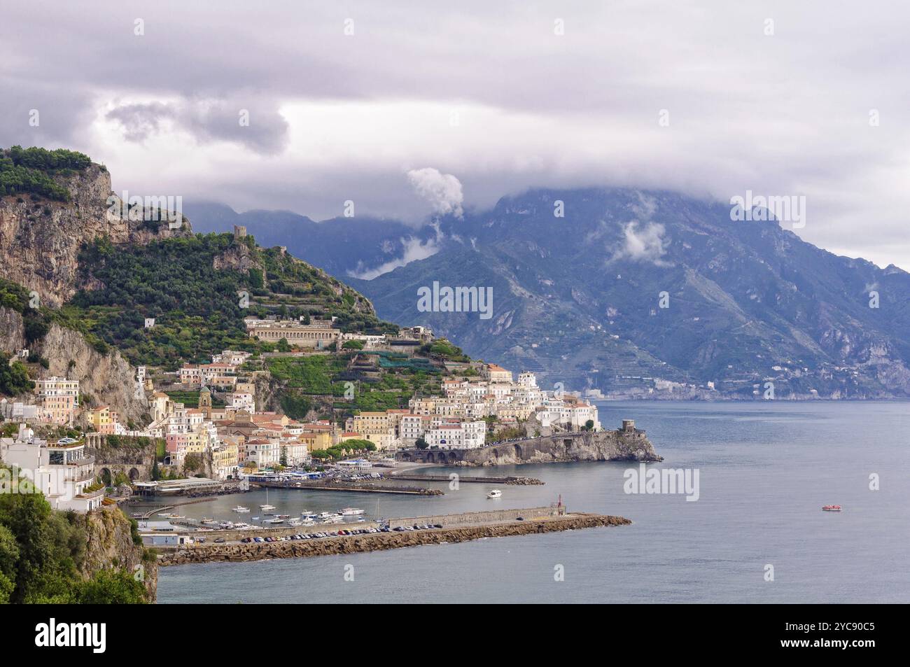 Der Herbststurm bringt schwere dunkle Wolken über die Amalfiküste, Kampanien, Italien und Europa Stockfoto