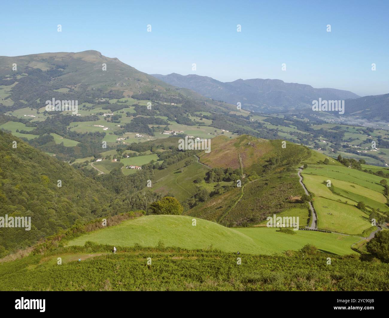 Sanfte Hügel und grüne Weiden auf dem französischen Camino oberhalb von St. Jean Pied de Port, Frankreich, Europa Stockfoto