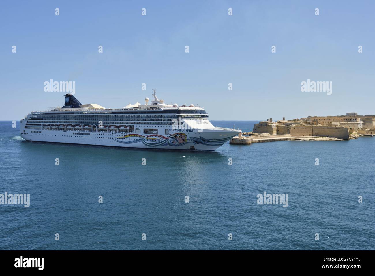 Norwegisches Spirit Kreuzfahrtschiff in Ricasoli East Breakwater, Valletta, Malta, Europa Stockfoto