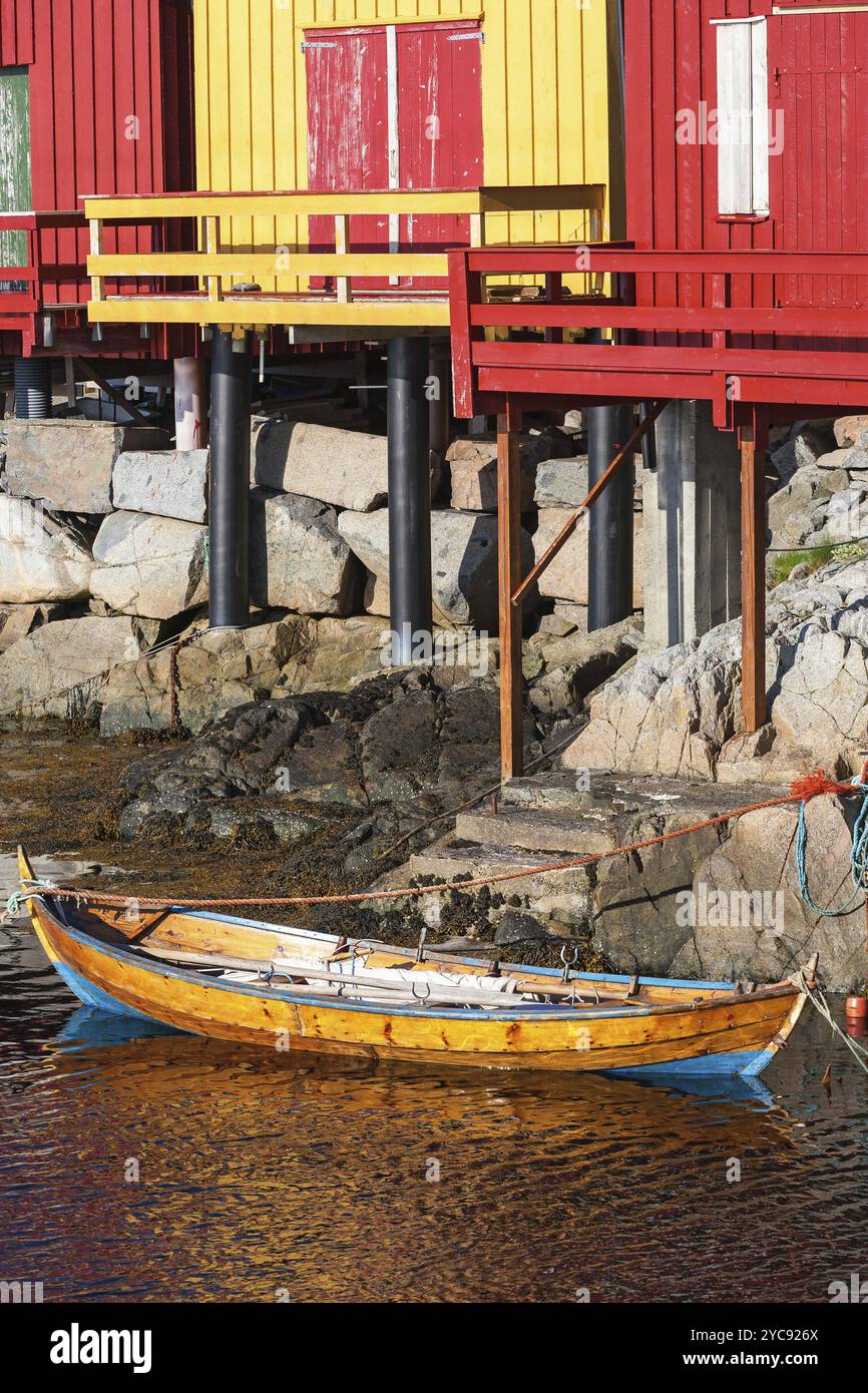 Altes Boot in das Wasser am Angeln Schuppen Stockfoto