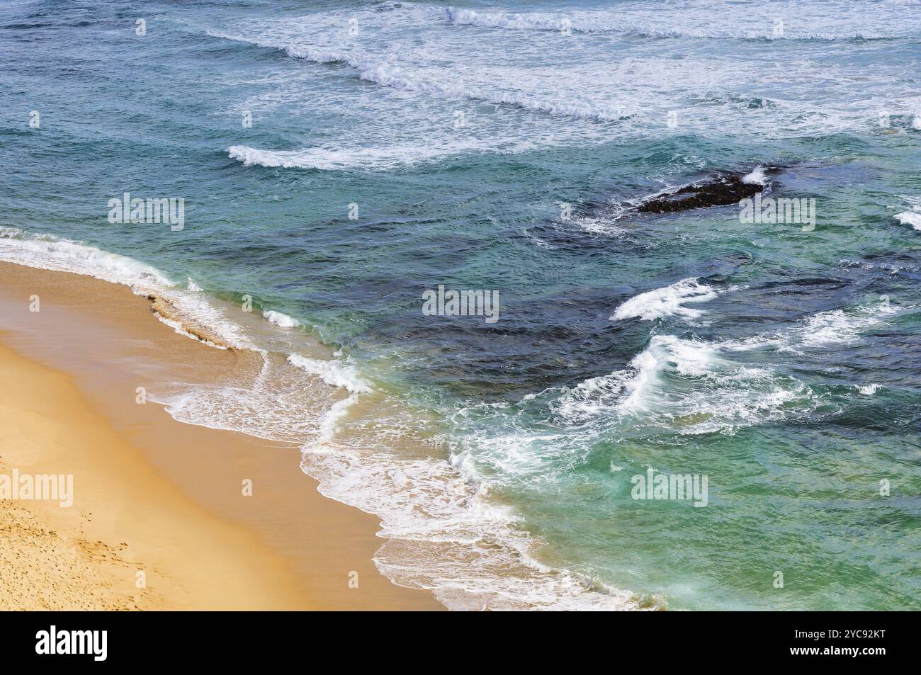 Sanfte Wellen waschen den Sandstrand von Gibson Steps, Port Campbell, Victoria, Australien, Ozeanien Stockfoto