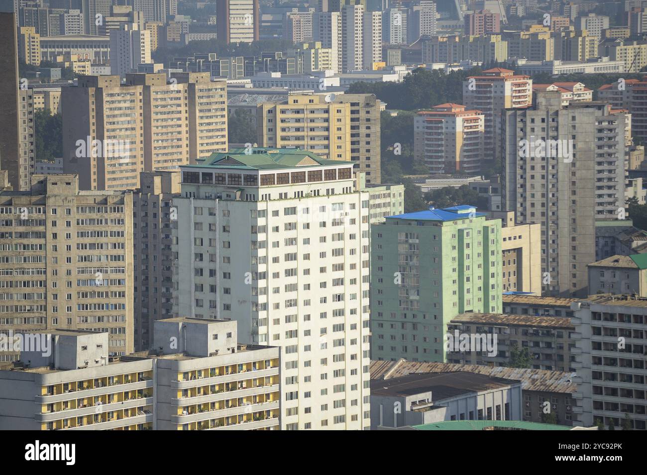 08.08.2012, Pjöngjang, Nordkorea, Asien, Blick auf Hochhäuser im Zentrum der nordkoreanischen Hauptstadt. Die Architektur des nordkoreanischen BUIL Stockfoto