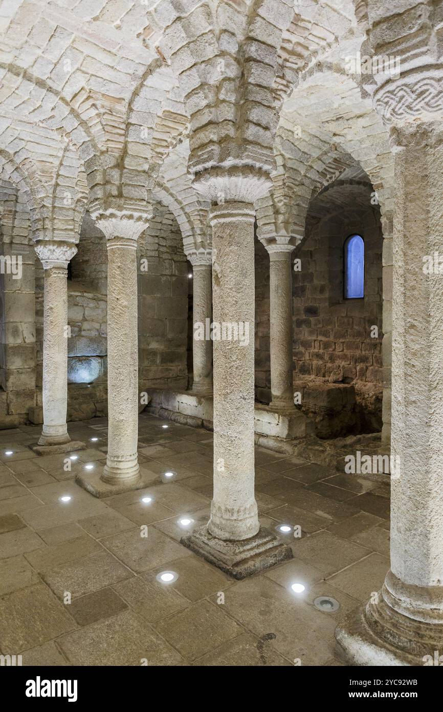 Torbogen in einer alten Krypta Stockfoto