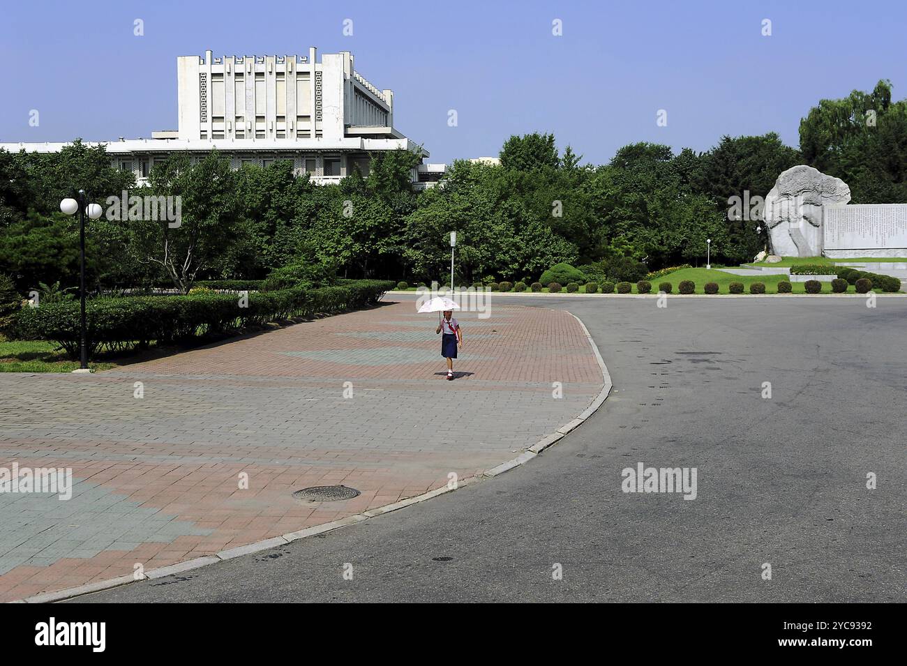 08.08.2012, Pjöngjang, Nordkorea, Asien, Eine Frau mit einem Schirm geht allein durch die Straßen Pjöngjangs an einem heißen Sommertag, Asien Stockfoto