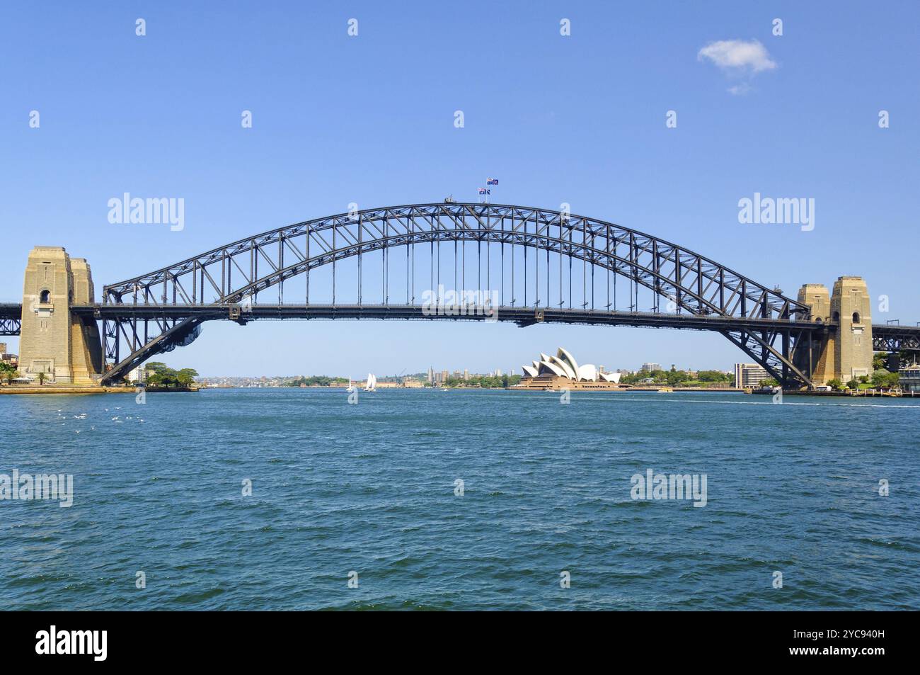 Die berühmte Harbour Bridge und das Opernhaus von der Fähre aus, Sydney, NSW, Australien, Ozeanien Stockfoto