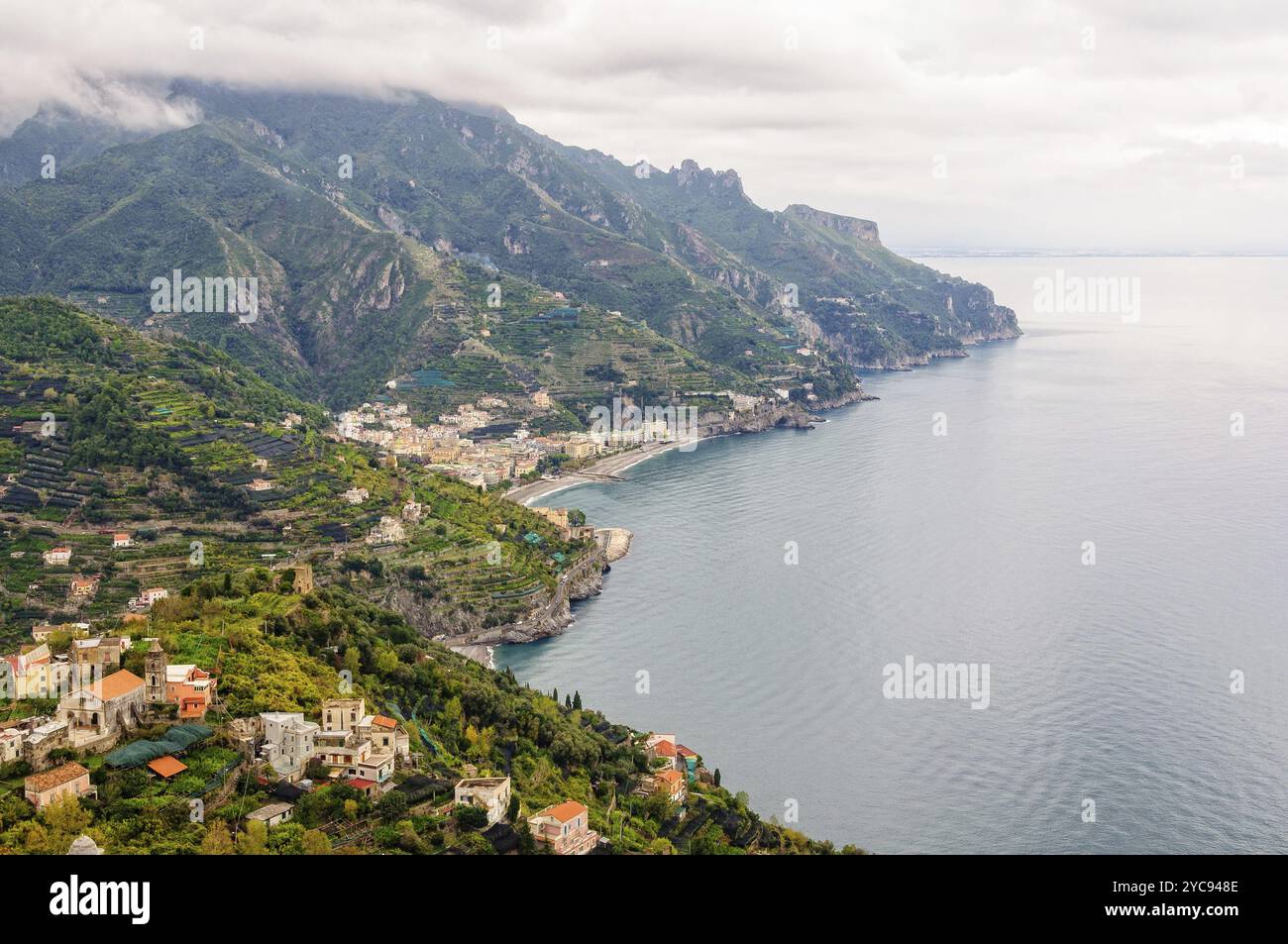 Blick auf die Amalfiküste vom Garten der Villa Rufolo an einem bewölkten und regnerischen Herbsttag, Ravello, Kampanien, Italien, Europa Stockfoto