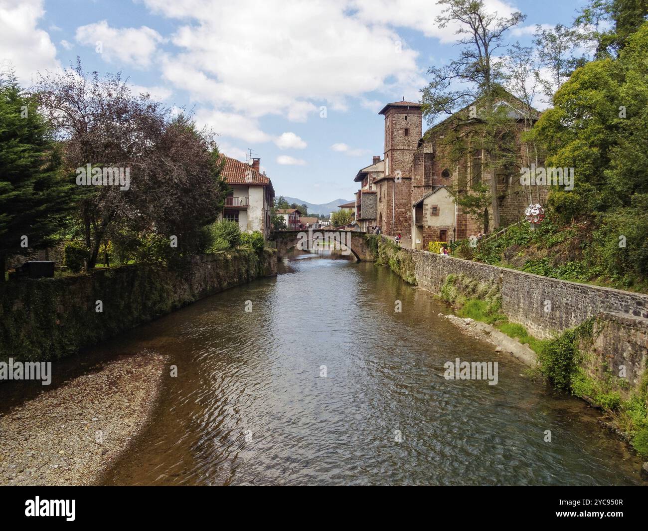 Nive, die St. James-Brücke und die Kirche Notre-Dame du Bout du Pont, St Jean Pied de Port, Frankreich, Europa Stockfoto