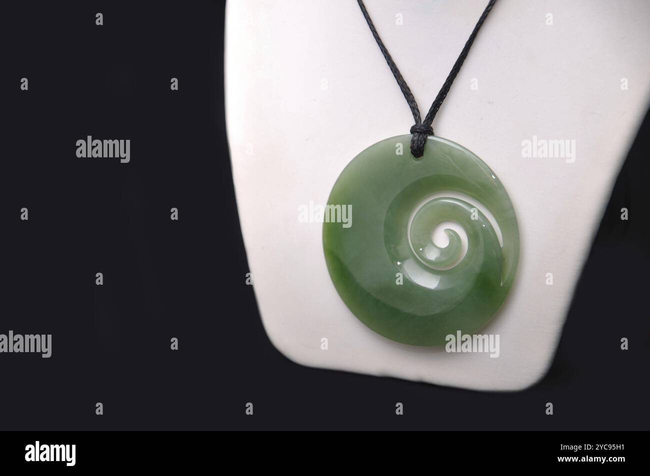 Greymouth, Neuseeland, um 2009: Typischer Jadeanhänger für touristische Souvenirs, Westküste, Südinsel, Neuseeland, Ozeanien Stockfoto