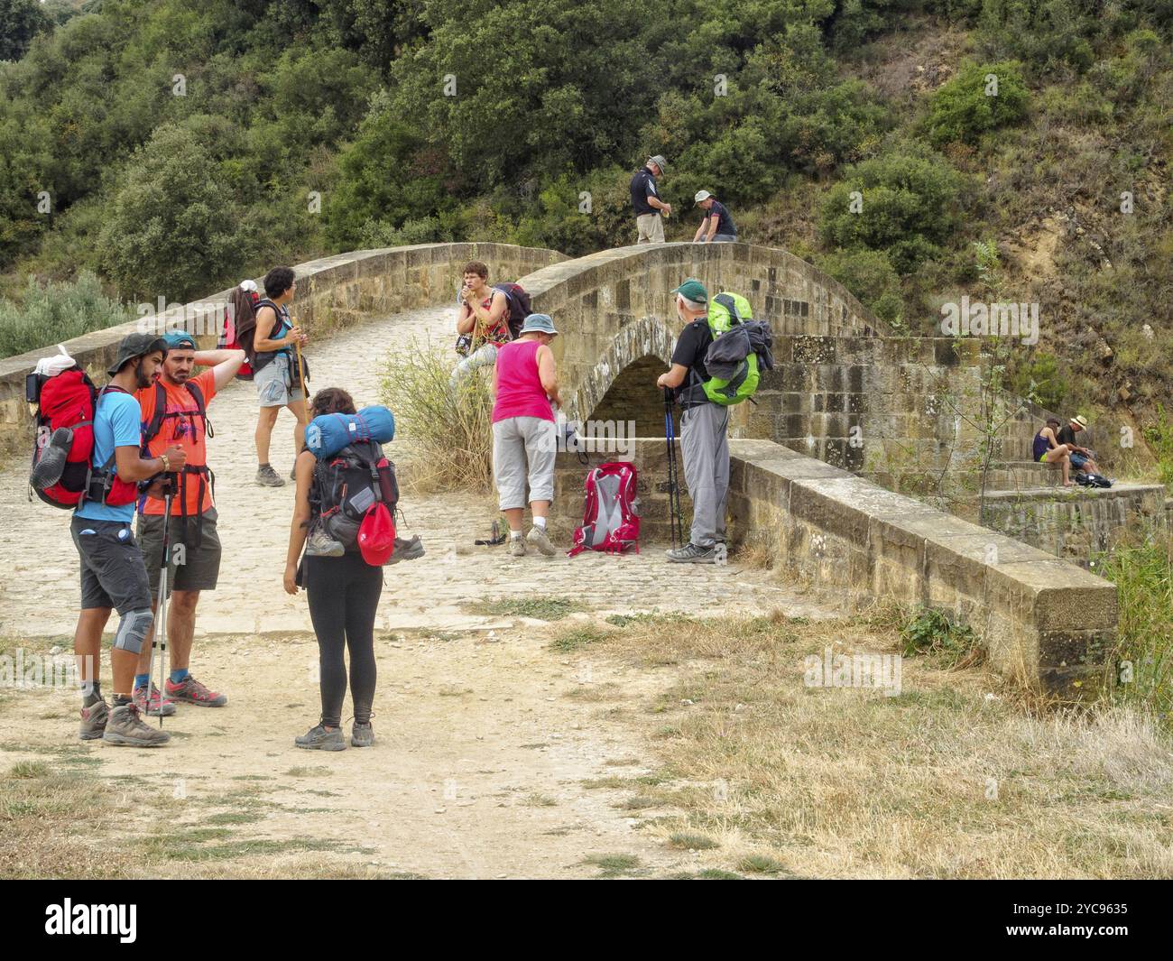Pilger machen eine kurze Pause an der römischen Brücke über den Caudiel River, Lorca, Navarra, Spanien, Europa Stockfoto