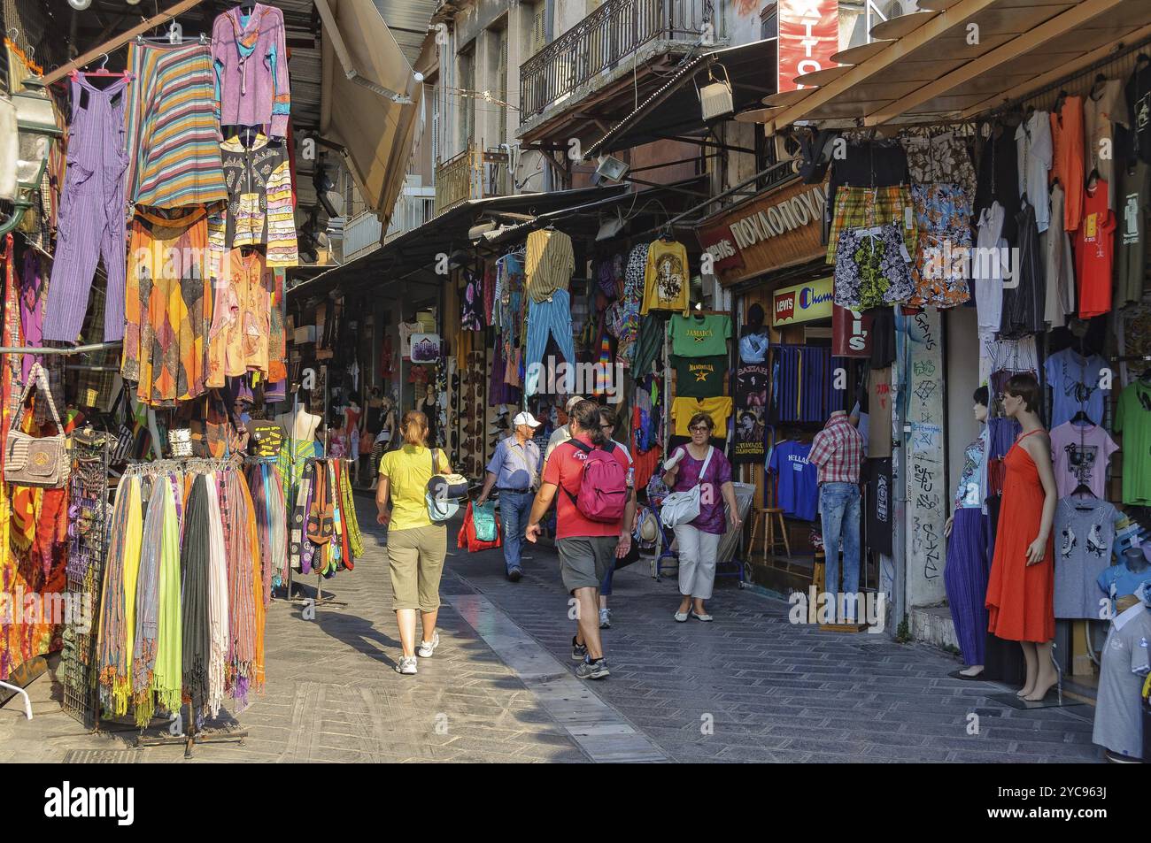 Touristen kaufen und schlendern in den engen kopfsteingepflasterten Straßen von Plaka, Athen, Griechenland und Europa Stockfoto