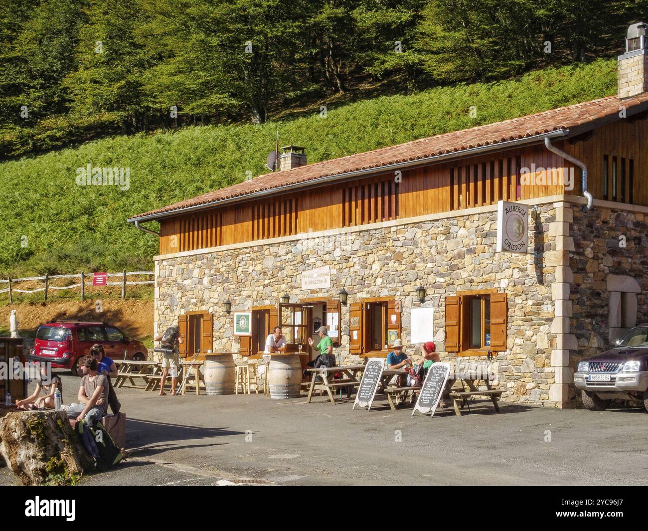 Pilger genießen eine wohlverdiente Pause nach einem langen Aufstieg in der Refuge Orisson auf der Napoleon-Route des französischen Camino, St. Jean Pied de Port, Frankreich, EU Stockfoto