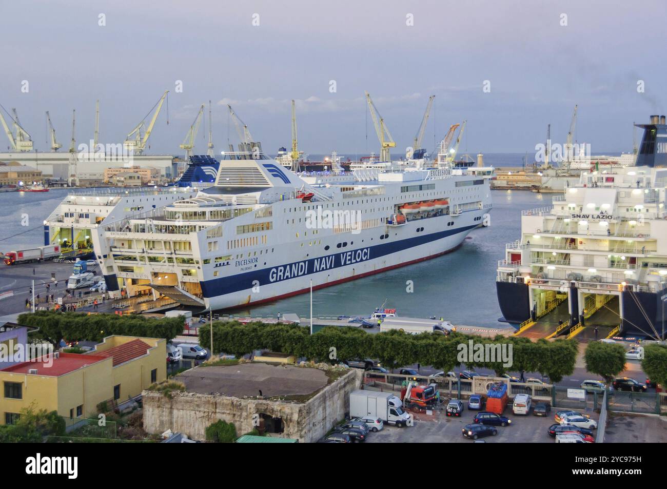 Grandi Navi Veloci Fähren werden im Hafen von Palermo, Sizilien, Italien, am 20. Oktober 2011, Europa be- und entladen Stockfoto