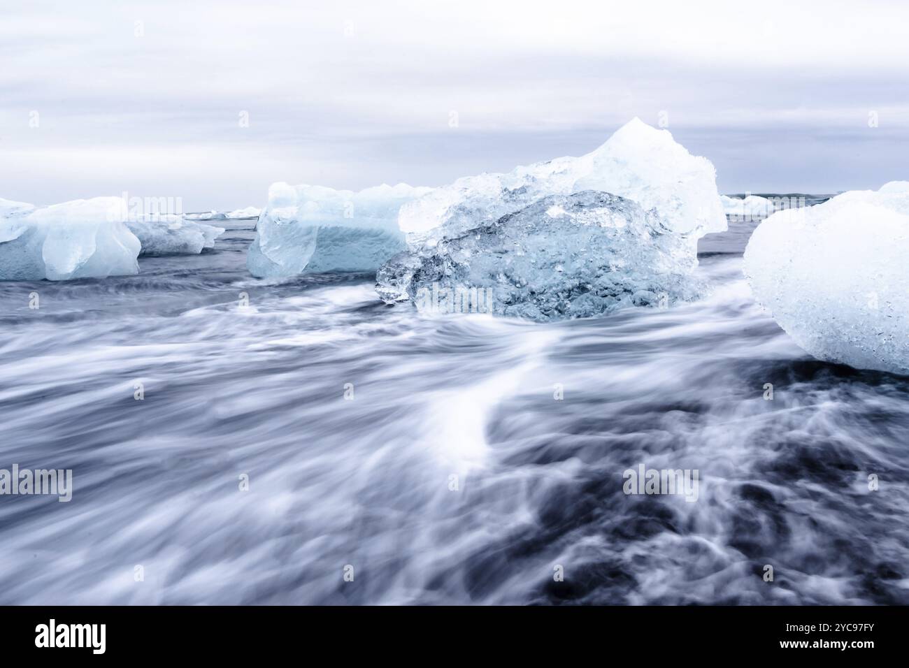 Kalte Szene mit Eisbergen im Meer in monochromen Tönen, Diamond Beach, Diamond Beach, Island, Europa Stockfoto