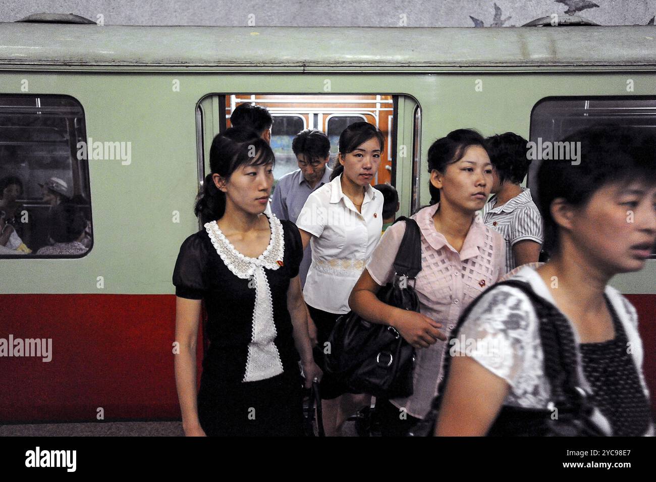 09.08.2012, Pjöngjang, Nordkorea, Asien, Menschen, die einen U-Bahn-Zug auf dem Bahnsteig eines Bahnhofs in der asiatischen Hauptstadt verlassen Stockfoto