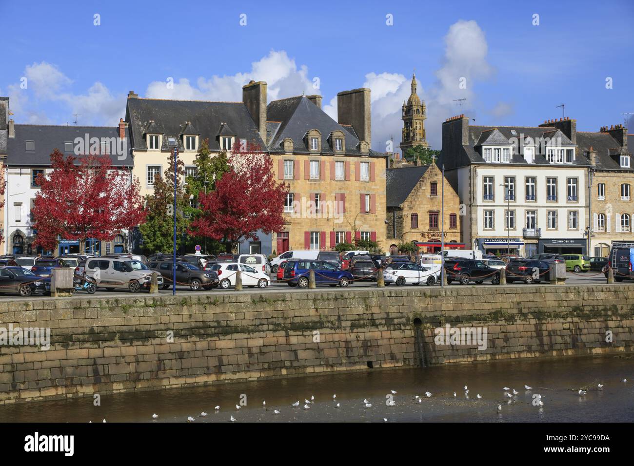 Historische Gebäude am Quai de Leon am Fluss Elorn, der die Grenze zwischen dem Leon und dem Cornouaille, dem Turm des Saint Houardon ch, bildet Stockfoto