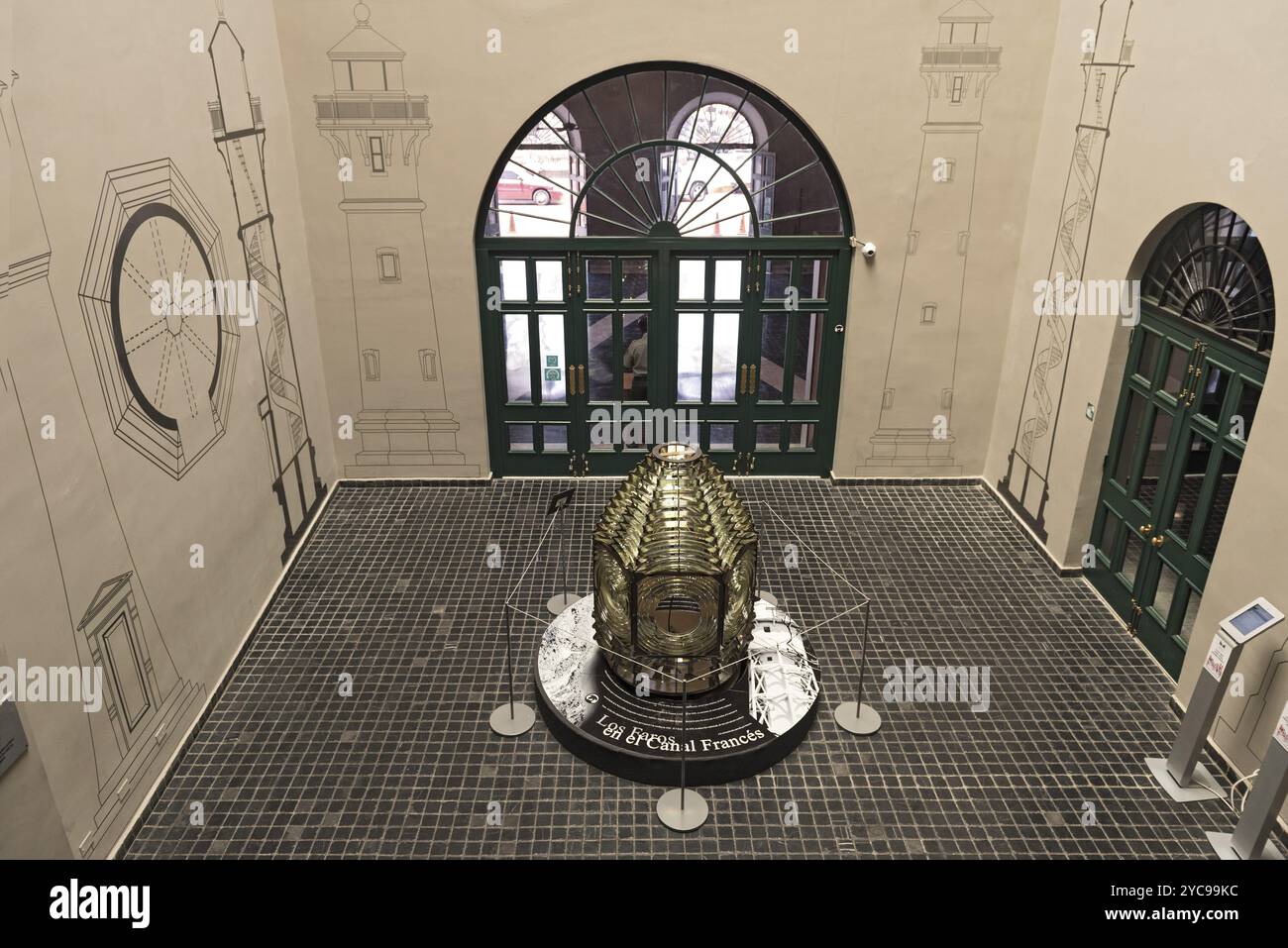 Fresnellinsen im Eingangsbereich des panamakanalmuseums in panamastadt Stockfoto