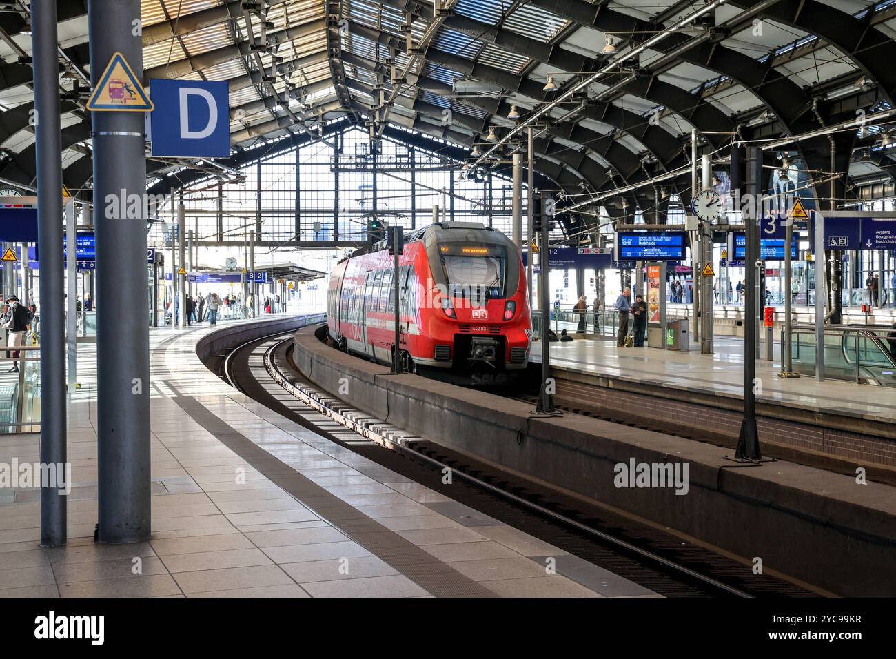 Eisenbahnverkehr am Bahnhof Berlin-Friedrichstraße. RegionalExpress Zug RE7 der Deutschen Bahn. DEU, Deutschland, Berlin, 20.10.2024 *** Bahnverkehr am Bahnhof Berlin Friedrichstraße Regionalexpress RE7 der Deutschen Bahn DEU, Deutschland, Berlin, 20 10 2024 Stockfoto