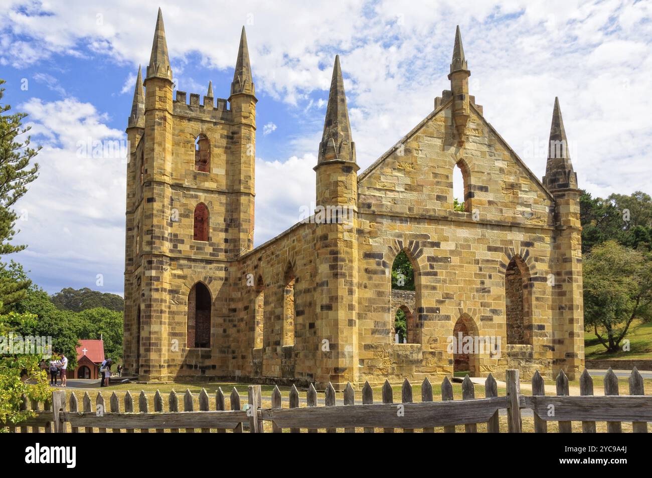Die Ruine der Sträflingskirche, die nie offiziell geweiht wurde, und die St David’s Anglican Church an der Port Arthur Historic Site, Tasmanien, aus Stockfoto
