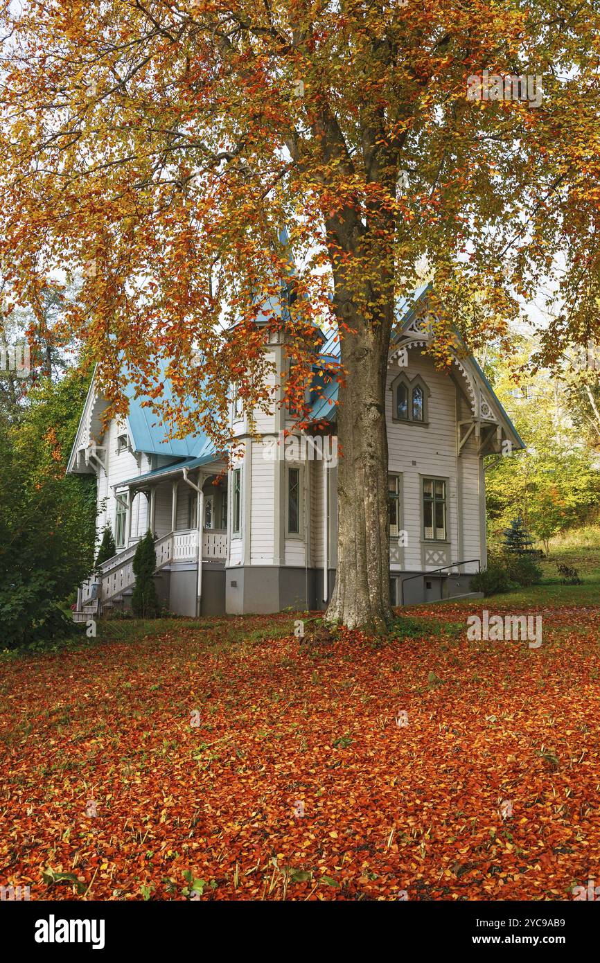 Holzhaus mit Herbstfarben im Garten Stockfoto