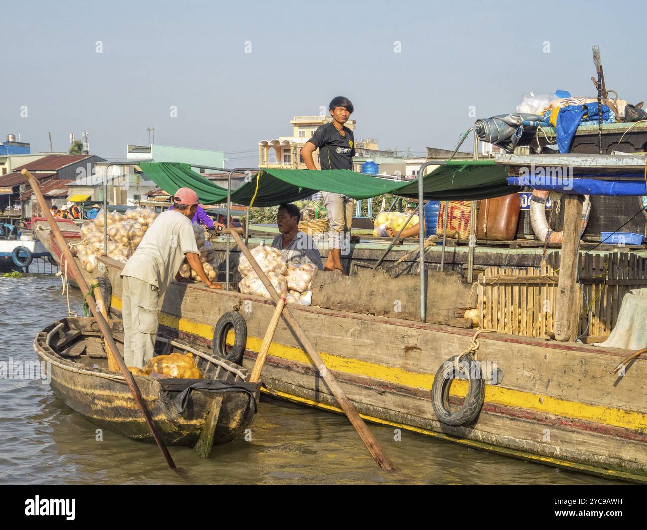 Die Einheimischen handeln auf dem schwimmenden Markt im Mekong-Delta, Cai Rang, Vietnam, Asien Stockfoto