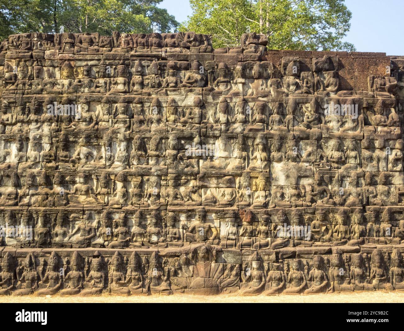 Die Terrasse des Leper King ist eine Terrassenmauer mit tief geschnitzten Nagas, Dämonen und anderen mythologischen Figuren in Angkor Thom, Siem Reap, Kambodscha Stockfoto