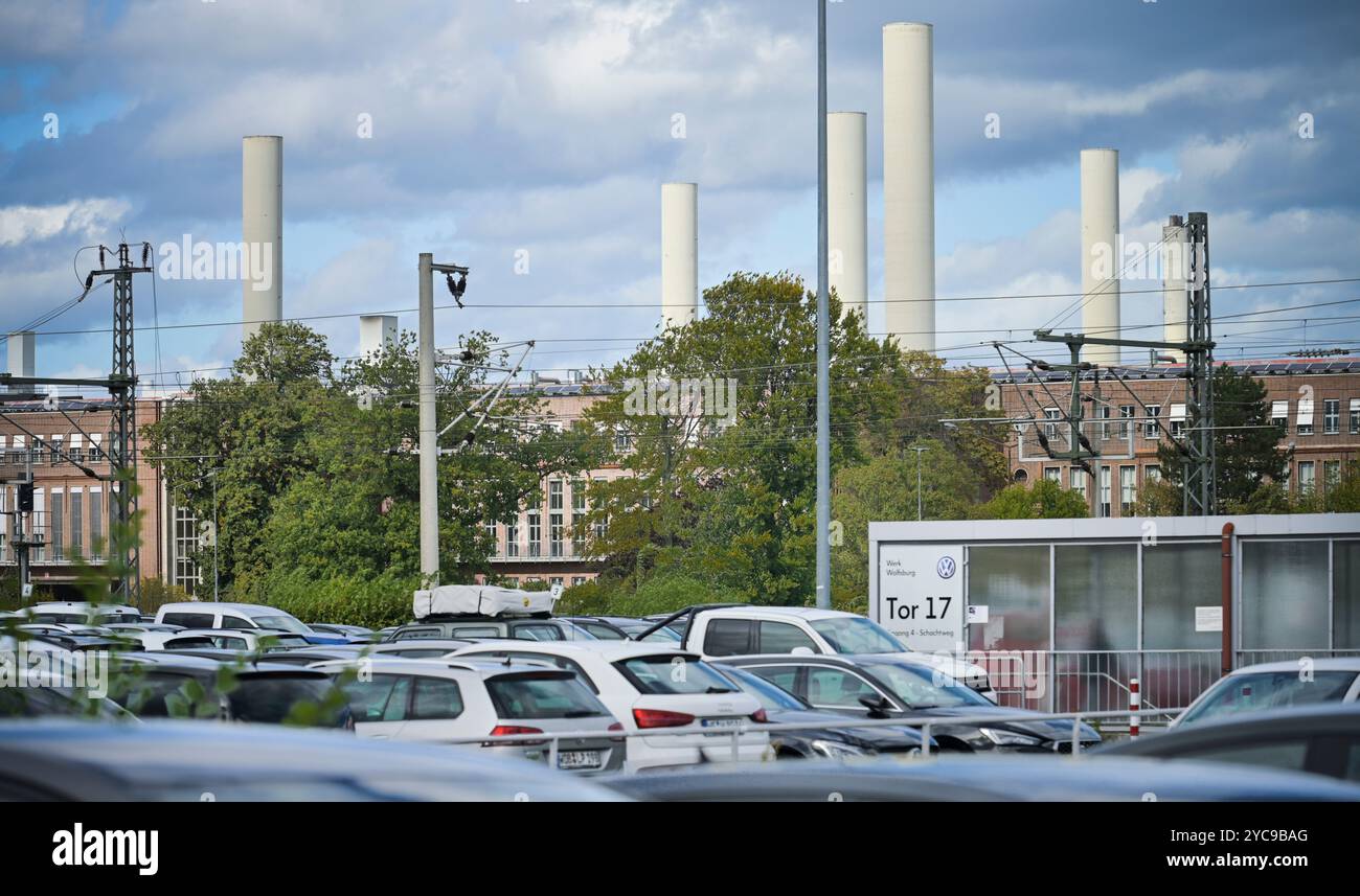 Mitarbeiterparkplatz, Fabrik, Heck VW-Kraftwerk Nordstraße, Autostadt Volkswagen, Wolfsburg, Niedersachsen, Deutschland, Miarbeiter-Parkplatz, Werk, hin Stockfoto