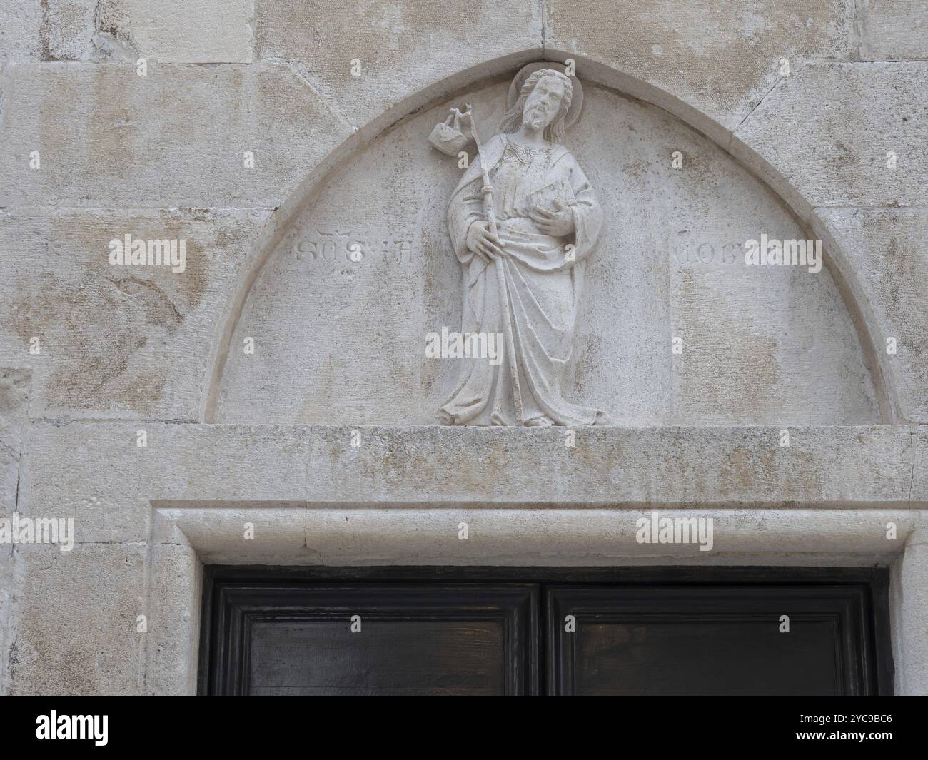 Skulptur, Steinrelief, Figur eines heiligen an einer Kirchenfassade in der Altstadt, Korcula, Insel Korcula, Dalmatien, Kroatien, Europa Stockfoto