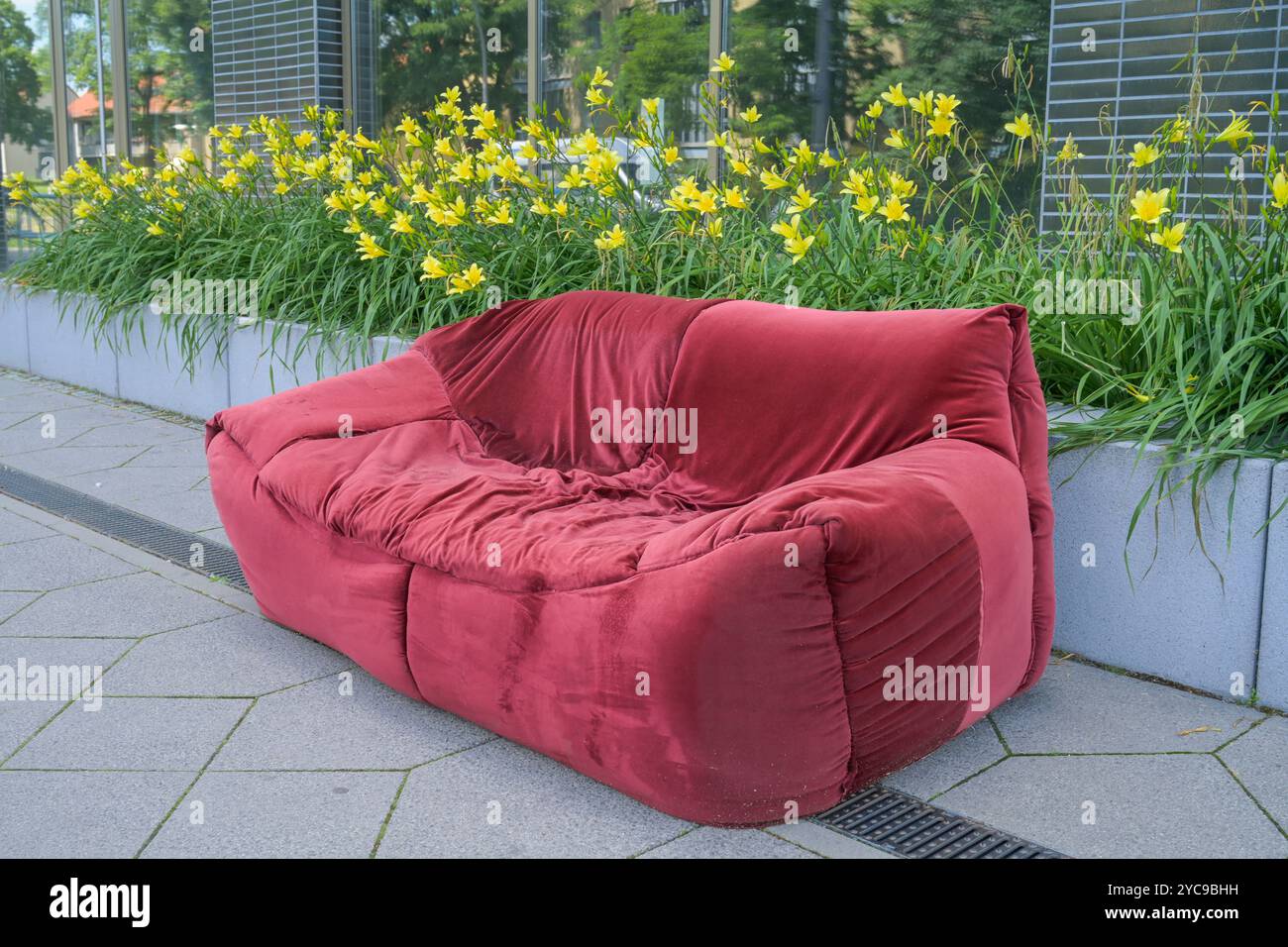 Sperrmüll, rotes Sofa, Lankwitz, Steglitz-Zehlendorf, Berlin, Deutschland, Sperrmüll, rotes Sofa, Deutschland Stockfoto