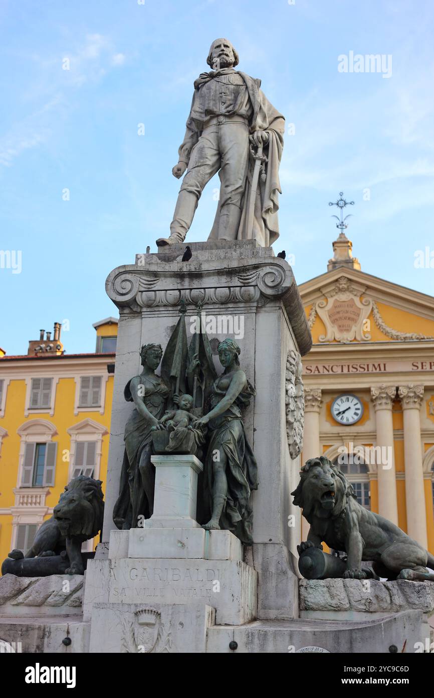 NIZZA, FRANKREICH - 9. AUGUST 2024: Blick auf den Place Garibaldi. Benannt ist es nach Giuseppe Garibaldi, dem Helden der italienischen Vereinigung (geboren in Nizza). Place Gariba Stockfoto