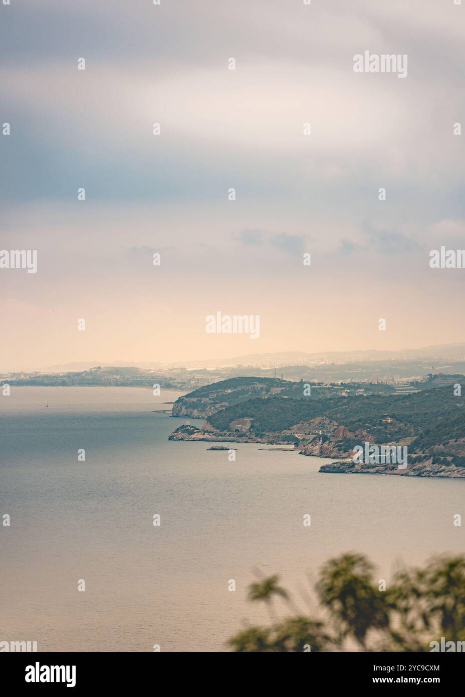 Die gewundene Straße zwischen Alanya und Antalya, die durch Tunnel am Meer und an den Bergen verläuft Stockfoto