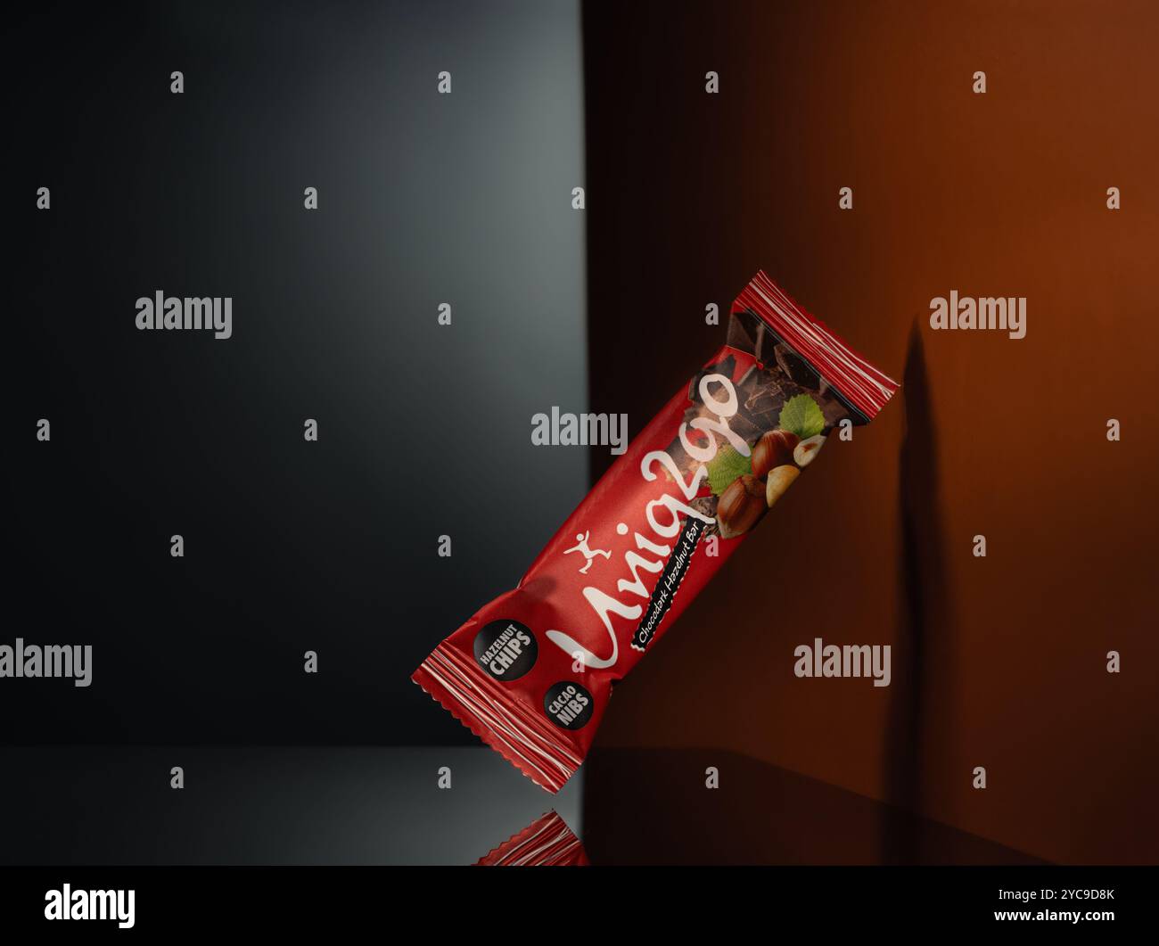Istanbul, Türkei - 20. Oktober 2024: Nahaufnahme von Uniq2go Schokolade und Haselnussriegel auf schwarz glänzender Oberfläche Stockfoto